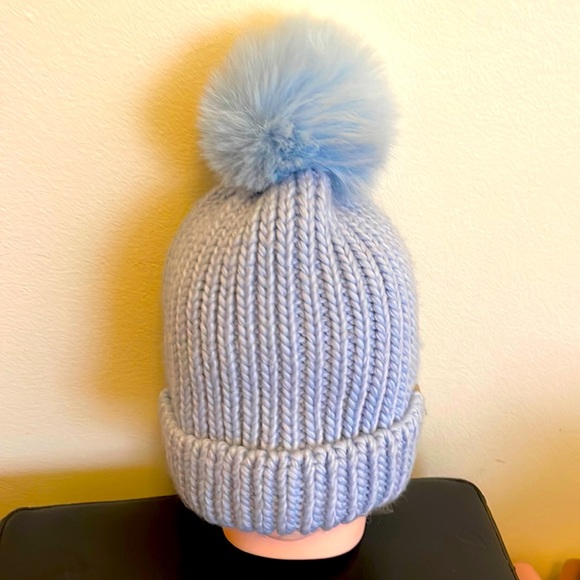 - - The luxurious DY Pom Pom Hat is a must have! By the hat 🎩 - Picture 1 of 3